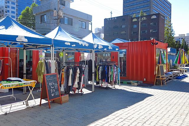 入ってみると、今日やってるお店も。週末には中古品のほか、手作り工芸品や食べ物を売っていたり、体験プログラムなんかもあるそう。