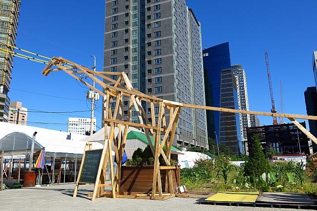 おーい、きみはキリンかい？恐竜？？背の高いビルの間にぽっかりと現れた癒されスポット、フリマは来月までだけど廃線跡のスッキル公園はもちろんずっとあります！