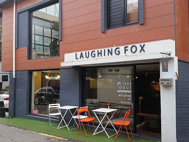 モダンでシンプルな店内でゆっくりコーヒータイムできる「LAUGHINGFOX」