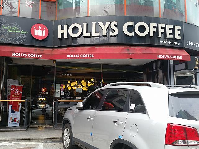 コーヒーチェーン店でおなじみ「HOLLYSCOFFEE」