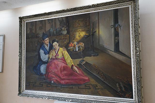 ストーリーを大きな絵画でわかりやすく説明