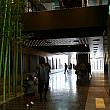 上の階がオフィスになっているだけに外観も立派。入口付近はアジアの雰囲気たっぷりの竹でさわやかなイメージ、またモダンアートを飾ったりと、とってもオシャレ。