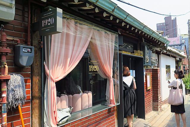 韓屋に窓に乙女チックなパステルピンクのカーテンとソファーが～こう見えてもステーキとトンカツ（！）のレストラン「１９２０」 