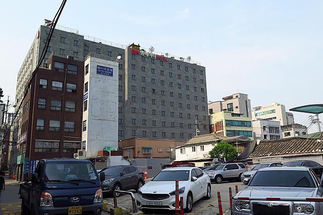 イビスアンバサダー仁寺洞が見えます
