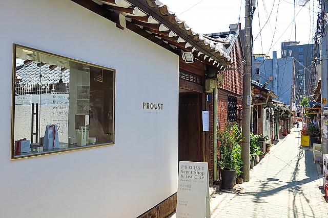ひときわ現代的な白い壁が目立つ「proust（プルストゥ）」はオシャレな紅茶カフェ
