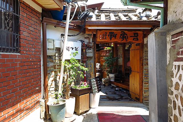 路地の行き止まりに韓屋の伝統茶カフェが！