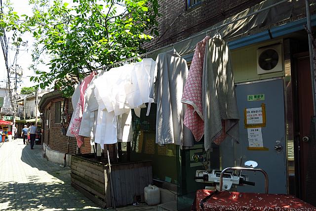 クリーニング屋さんかな？お坊さんの衣装も