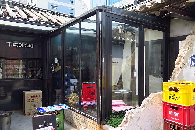 田舎の商店にあるような昔懐かしいお菓子やレトロなインスタント食品をおつまみにお酒を楽しめる個性的な韓屋バー「コブギシュポ」