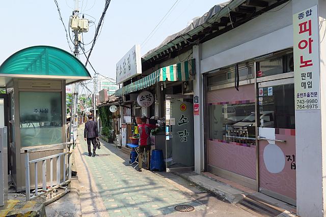 かなり昔っぽいお店も