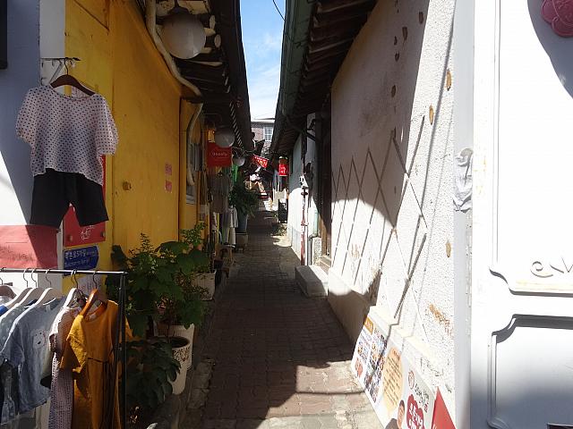 細い路地がそそります。