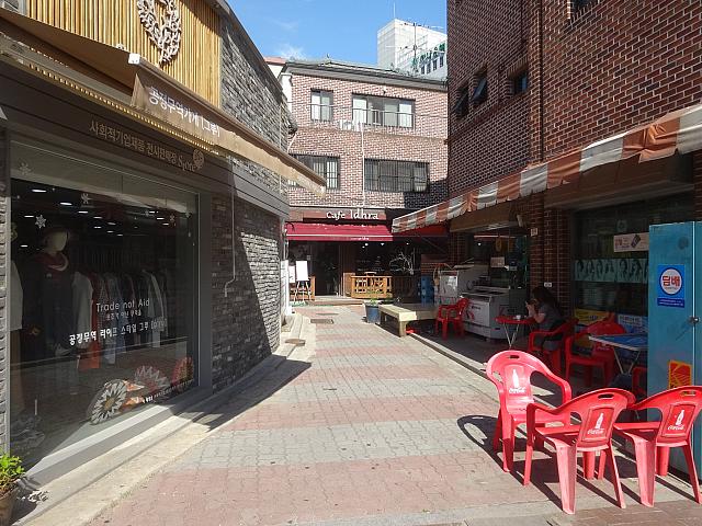 奥にあるインドのカフェ。