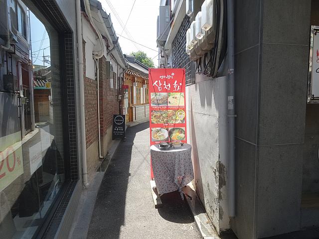 この奥にも韓国料理のお店が