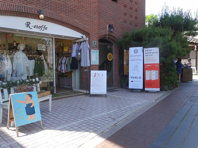 服やさんに、地下にあるコーヒーショップ