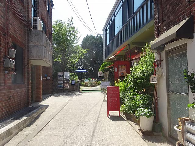 右手には有名なレストランが。