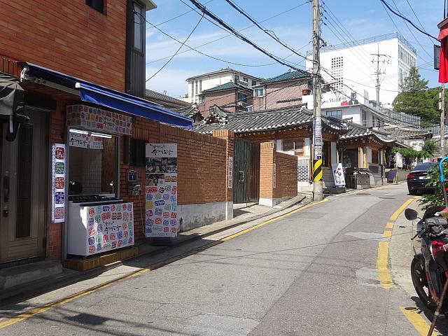 角を曲がり、ゆるゆやかな坂を上ります。