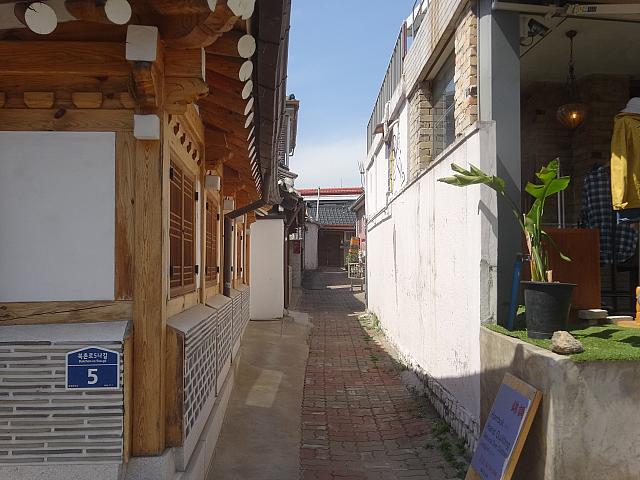 こちらにも路地