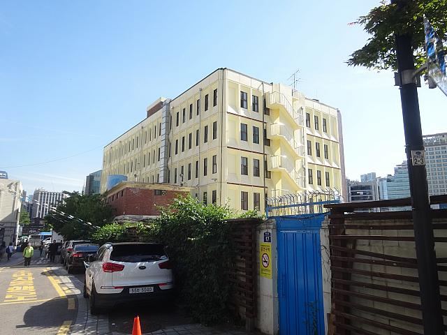 裏から見る学校