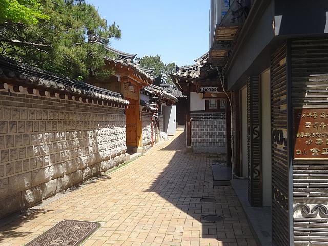 のぞくと韓屋が見えます。