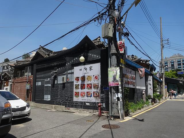 その先には韓定食のお店が