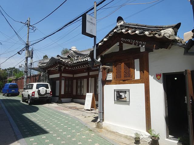 その横にある韓屋はお店＋陶磁器教室もあり。