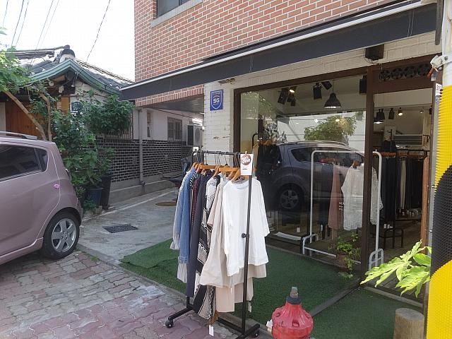 服屋さんも。