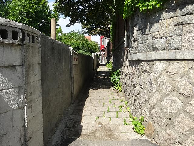 三清洞通りに出る手前で右に曲がると