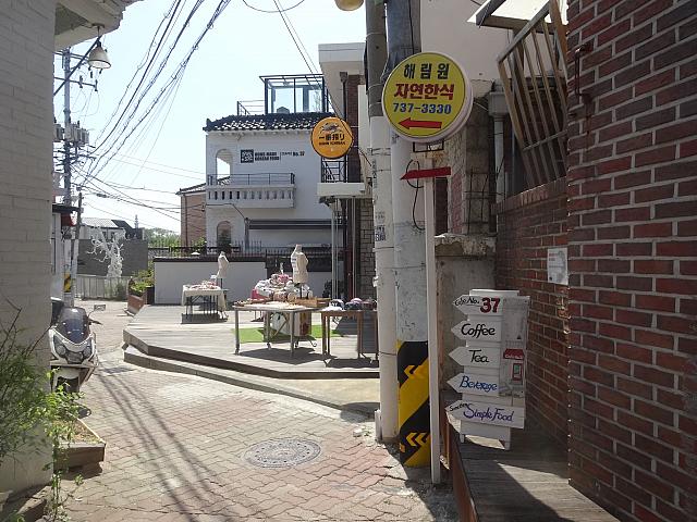 「１０５番地」のお店のある道に入ると
