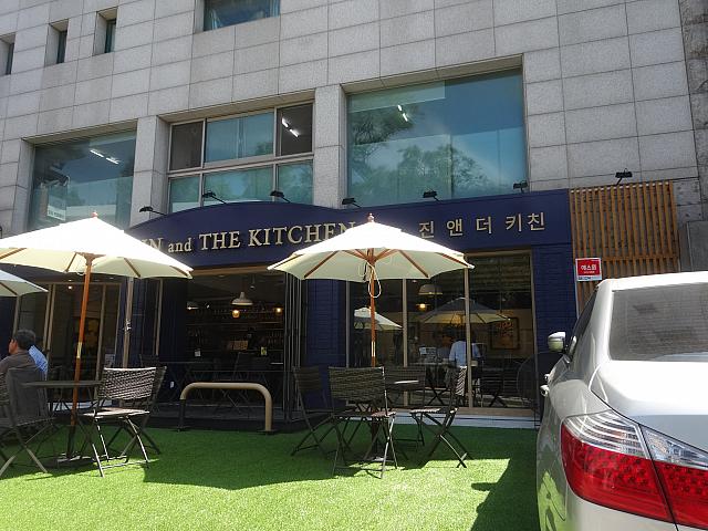 元キャス・キッドソンカフェの場所に、チキンのお店。