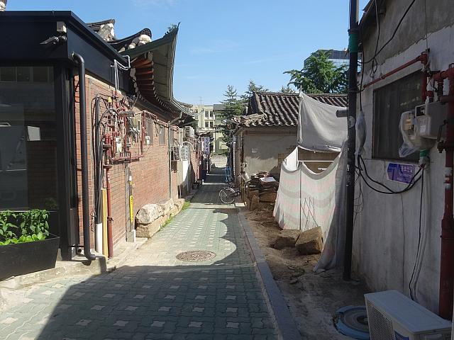 緑の道と韓屋のコントラスト。