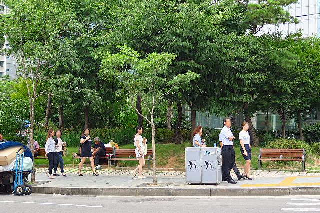 お昼過ぎ、オフィス街を歩くサラリーマンたち。毎日暑いし金曜日だし、みなさん何だかちょっとお疲れ気味の様子～？