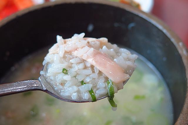 鶏を食べたら、最後はおかゆ風に。お腹にもやさしいから、食欲がなくてもどんどん食べられちゃう～