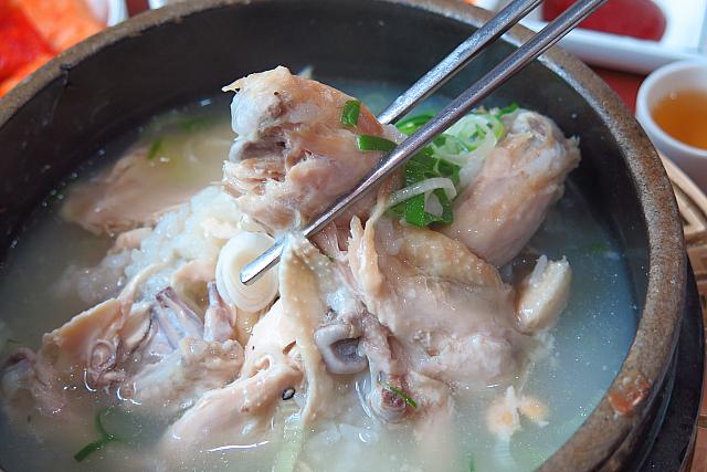 長時間煮こむから、鶏もホロホロ。コラーゲンもたっぷり！