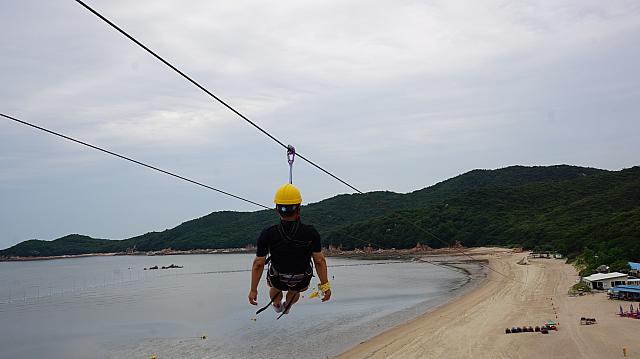 なんとなんとジップワイヤーでした。大変眺めのよい海岸を気持ちよく下りていきます。最初は怖くて仕方がないけれど、一度スタートしたら気持ちよい！