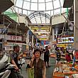 済州市内から車で約１時間のところにあるオーレ西帰浦市場はアーケードで雨でも暑くても観光しやすくなっています。