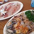 済州島のお刺身～！☆のようになっているものは太刀魚で、その下はタイなど。手前のお皿にはアワビなどの貝類。