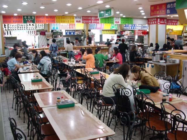 ファッションビルのフードコート