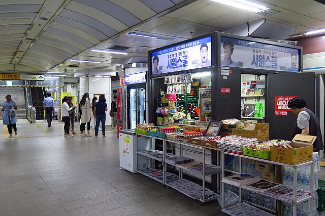 売店の場所はフェヒョン駅のホームでも、１、２、６、７番出口、新世界百貨店に近いほう。人気のチョコパイが気になる方はどうぞ！