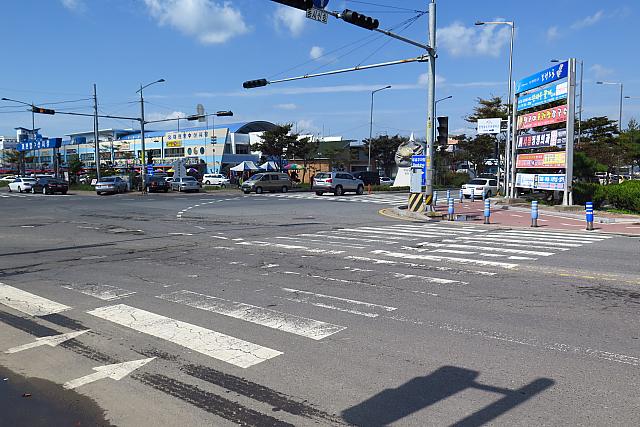バス停の目印がない交差点で降ろされます・・・