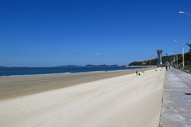 海岸沿いを歩いていきます