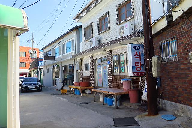 市場の食堂街へ出ます