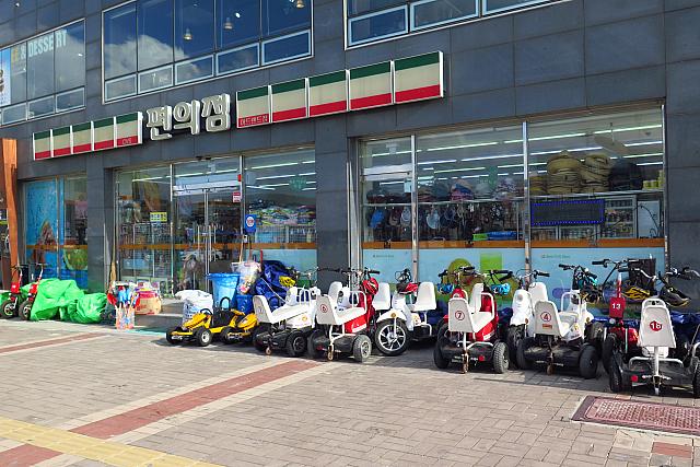 コンビニの前に電動バイクが