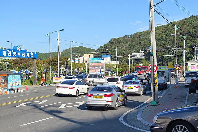 市場の建物の前、ホテルへ向かうバス停の横からタクシーに乗ります