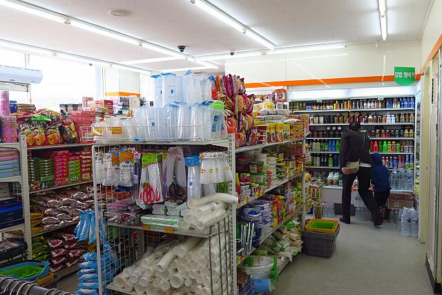 ホテルで使えそうなものもいろいろ売っています