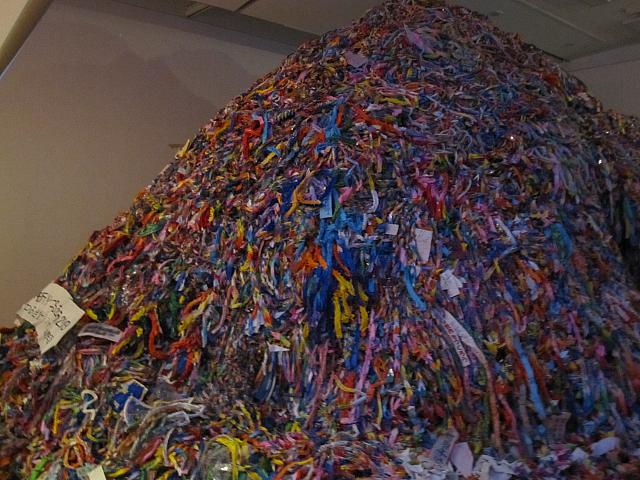 日本の作品。この千羽鶴の山にはある仕掛けが！