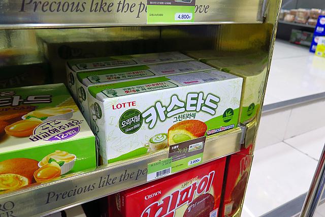 一つずつチェック。こちらは日本でもおなじみロッテのカスタードケーキ。カスタードクリームの代わりにグリーンティーラテのクリームが入っているよう。