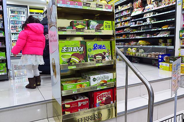 コンビニでこんな棚を発見。
