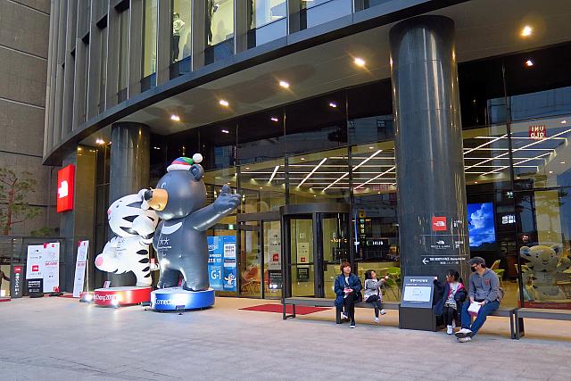 場所は地下鉄ミョンドン駅の２番出口を出たすぐのところ、このビルの前。