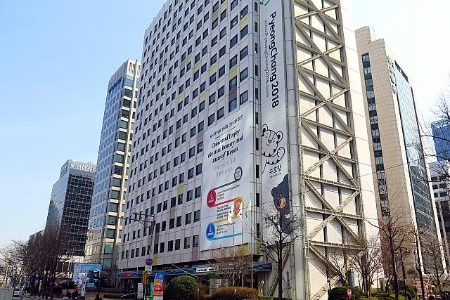 清渓川（チョンゲチョン）の横にそびえ立つ韓国観光公社ソウルセンタービル。