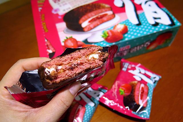 スポンジ生地までイチゴ色なのがカワイイ～！イチゴジャムも少しだけサンドされています。イチゴの甘酸っぱさがコーティングのチョコとマシュマロにマッチ！