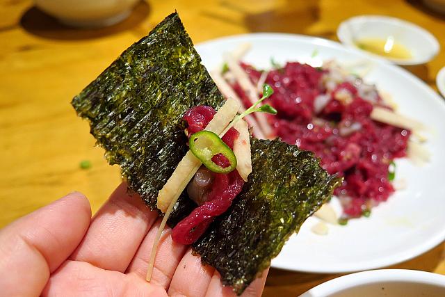 ユッタンイ/サンナクチをトッピングしたユッケ（25,000ウォン）＠広蔵市場のチャメチッ3号店